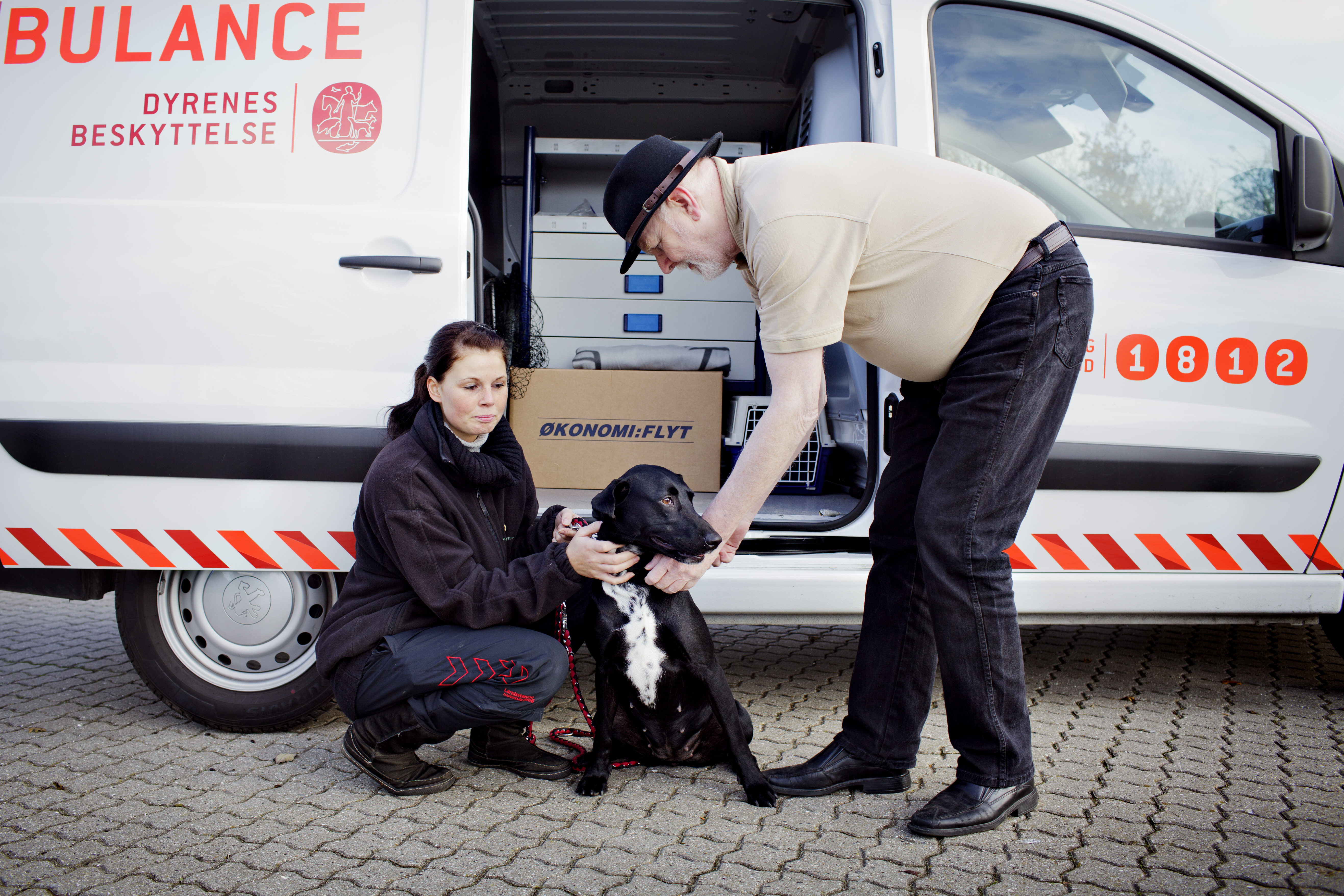 dyreambulancen med redder og hund