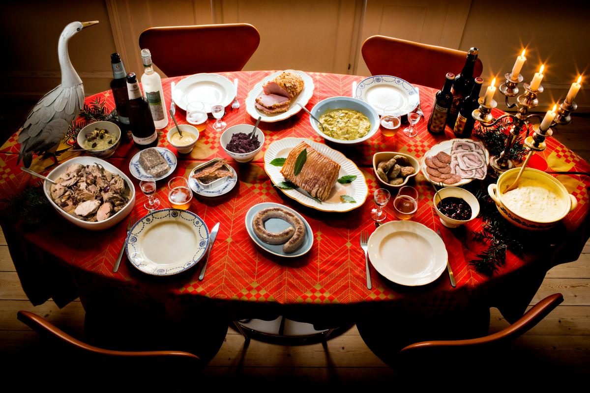 Julebord med forskellige juleretter