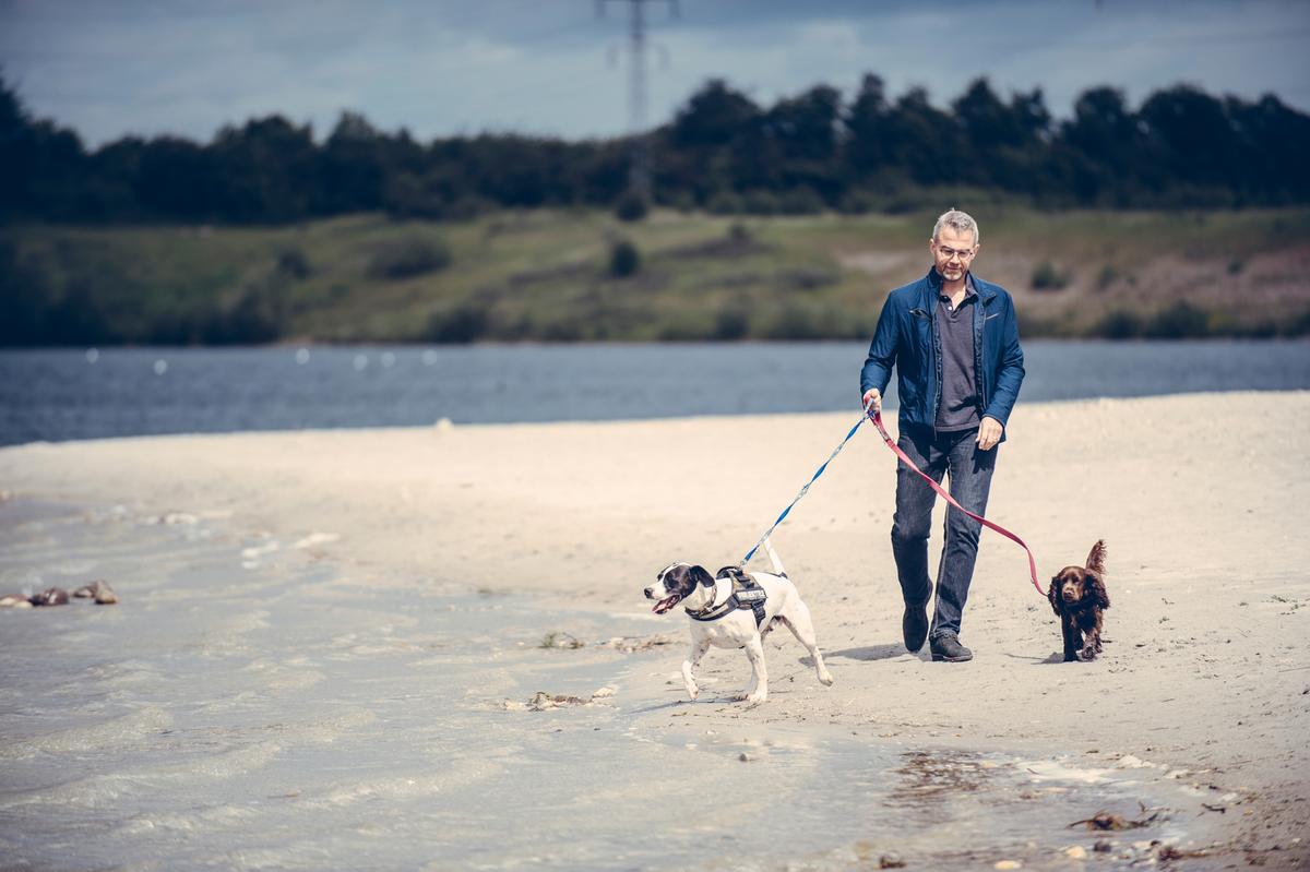 Fra 1. april skal hunden have snor på når I går tur på stranden