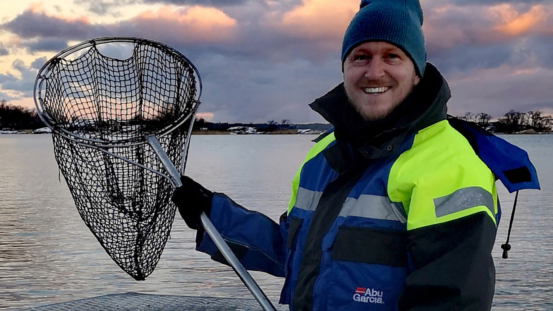 Forsker i fiskevelfærd, ph.d. Albin Gräns på mission i havopdræt for at undersøge hjertefejl på forskellige typer regnbueørred