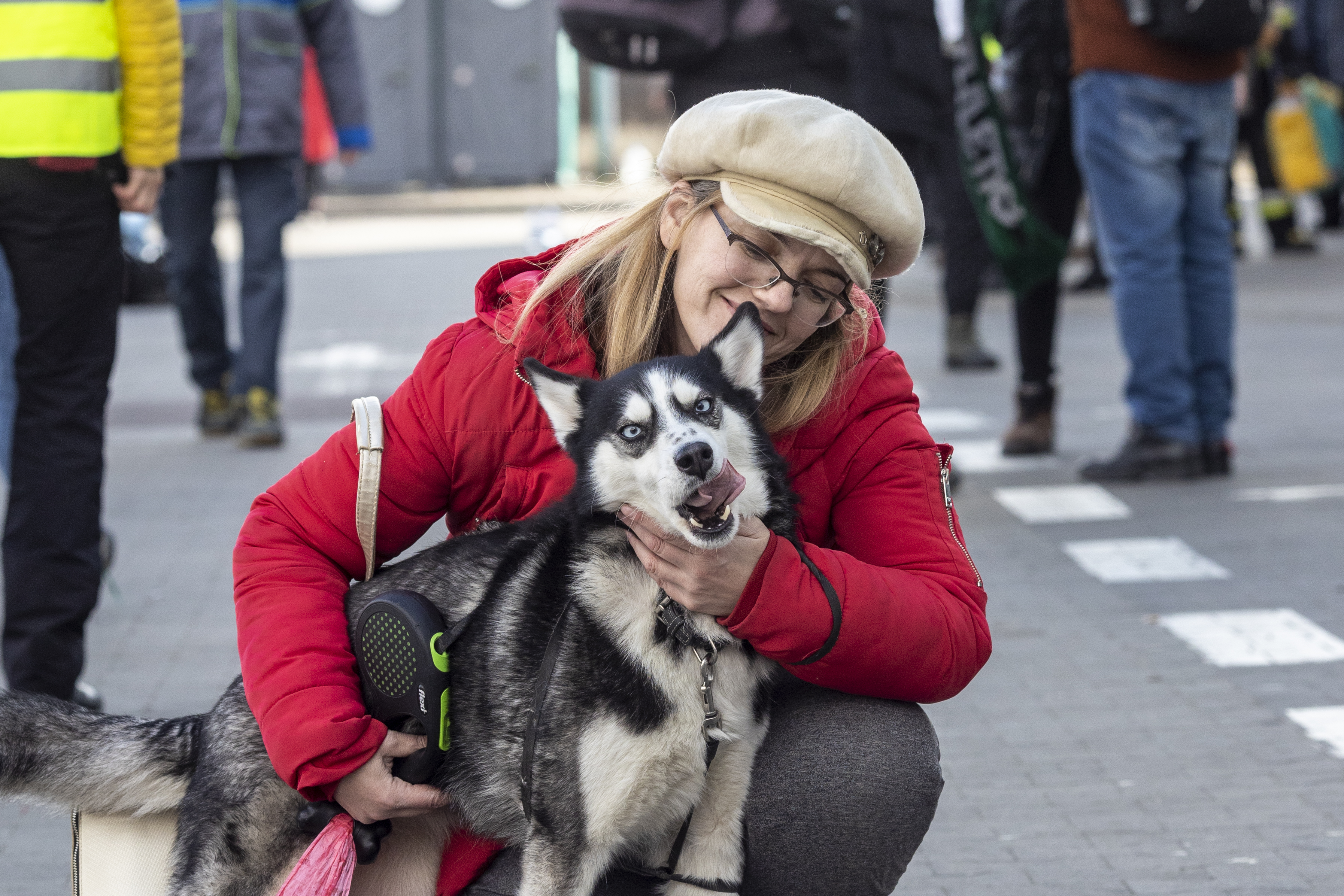 Ukrainere i Danmark kan få dyrlægehjælp til deres dyr i hele landet. Foto: Kristina Brasen HUnd med sin ejer
