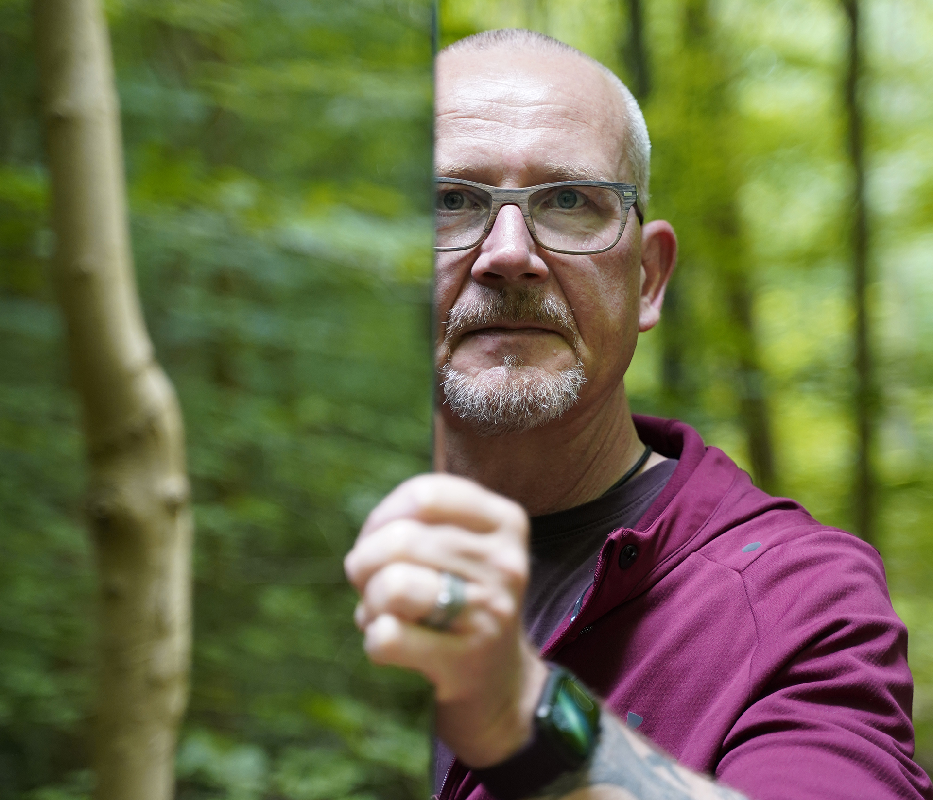 Foto: Thomas Degner Mickey Gjerris holder spejl op i skov