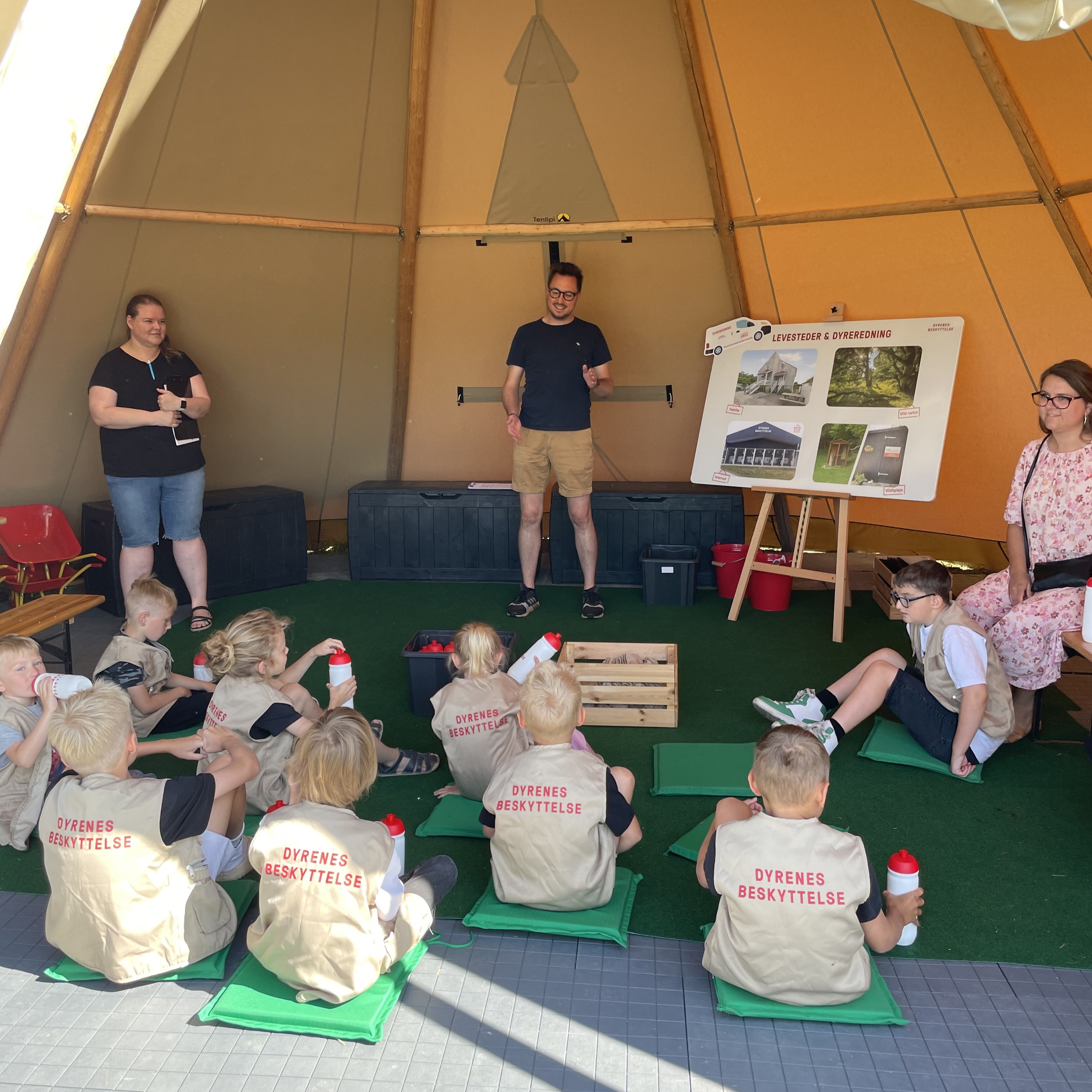 Dyre- og Naturskolen i Tranbjerg er et undervisningstilbud til skoler og institutioner, og hen over sommeren har der allerede været fem forløb for lokale SFOer. Foto: Dyrenes Beskyttelse Børn modtager undervisning i tipi