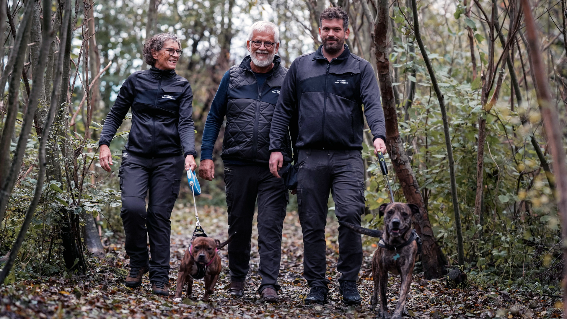 Brian Karlsen er sammen med sine forældre, Bent og Birgit Karlsen, ude at lufte to hunde i efterårsskov