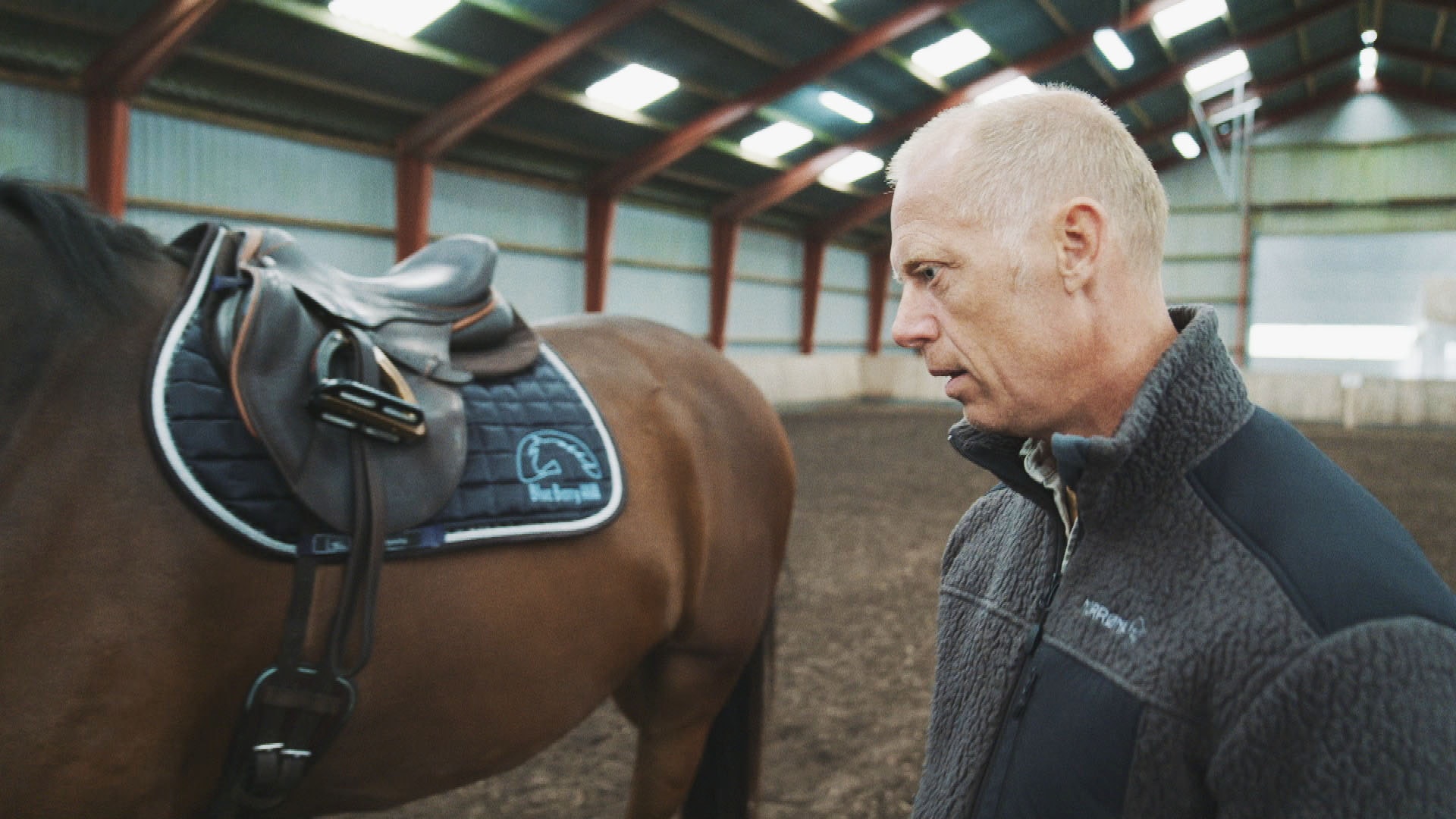 Morten Spiegelhauer ved siden af hest