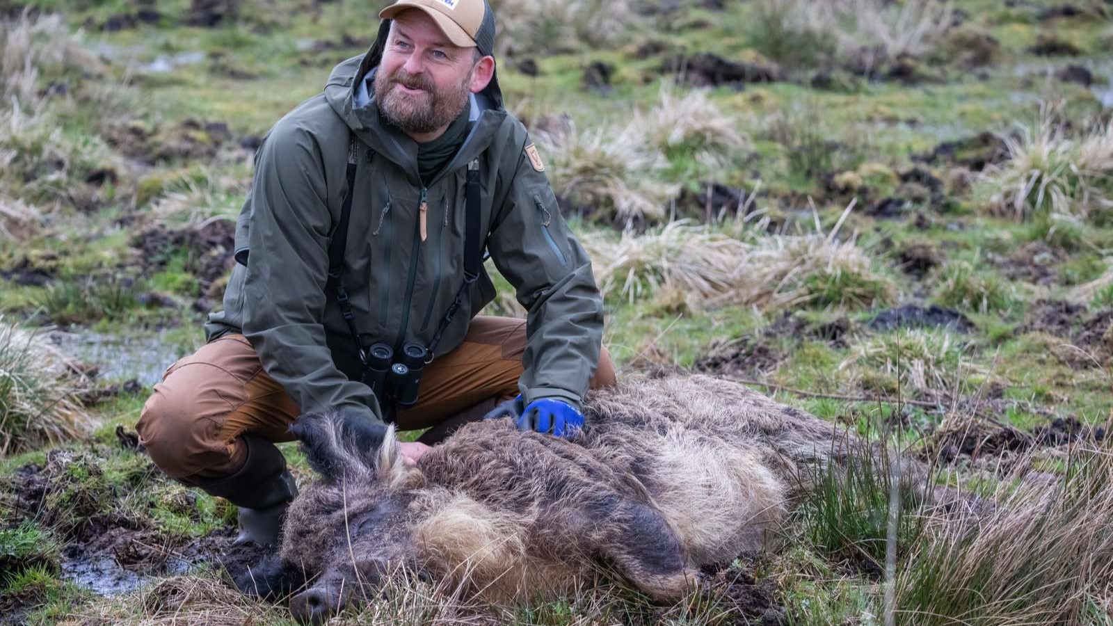 Martin Sandager med en af sine ungarske uldgrise. Foto: Dyrenes Beskyttelse Martin Sandager med en af sine ungarske uldgrise. Foto: Dyrenes Beskyttelse