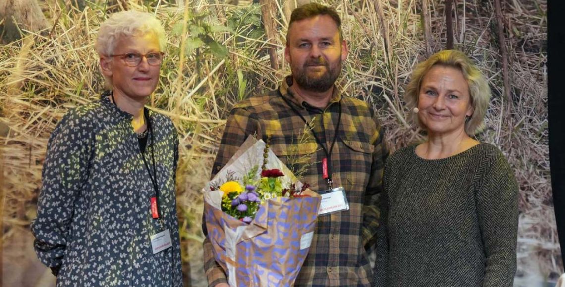 Årets Dyreven 2023, arealforvalter Martin Sandager, direktør i Dyrenes Beskyttelse, Britta Riis og næstformand i Dyrenes Beskyttelse, Anne Marie Pilegaard (tv.). Foto: Dyrenes Beskyttelse.