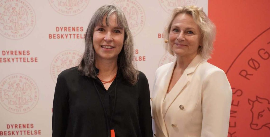 Årets Dyreven 2024, forfatter Mathilde Walter Clark, og direktør i Dyrenes Beskyttelse, Britta Riis. Foto: Dyrenes Beskyttelse.