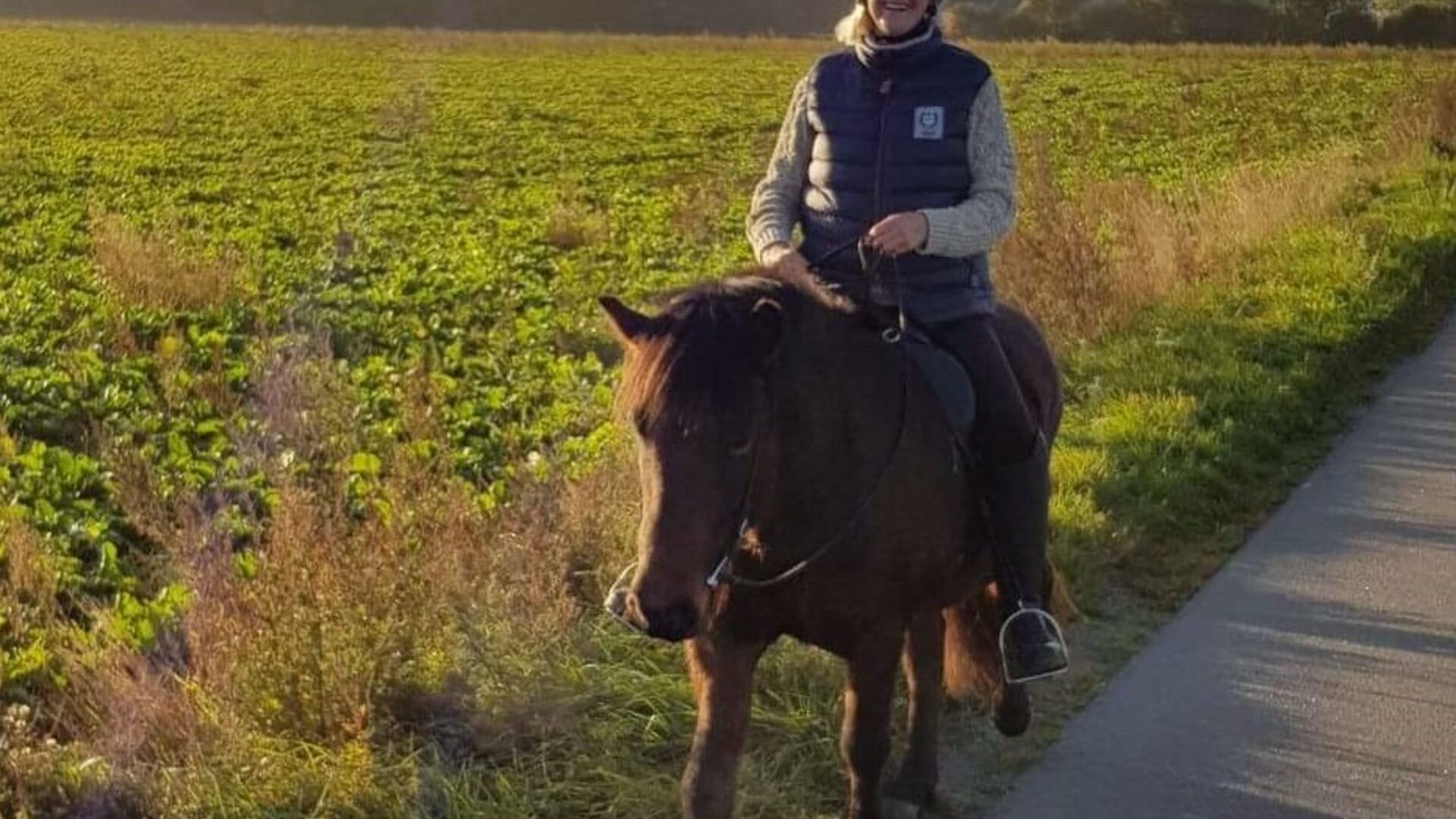 Joan har været frivillig i Dyrenes Beskyttelse siden 2014. Her ridder hun på sin hest Hannibal. 