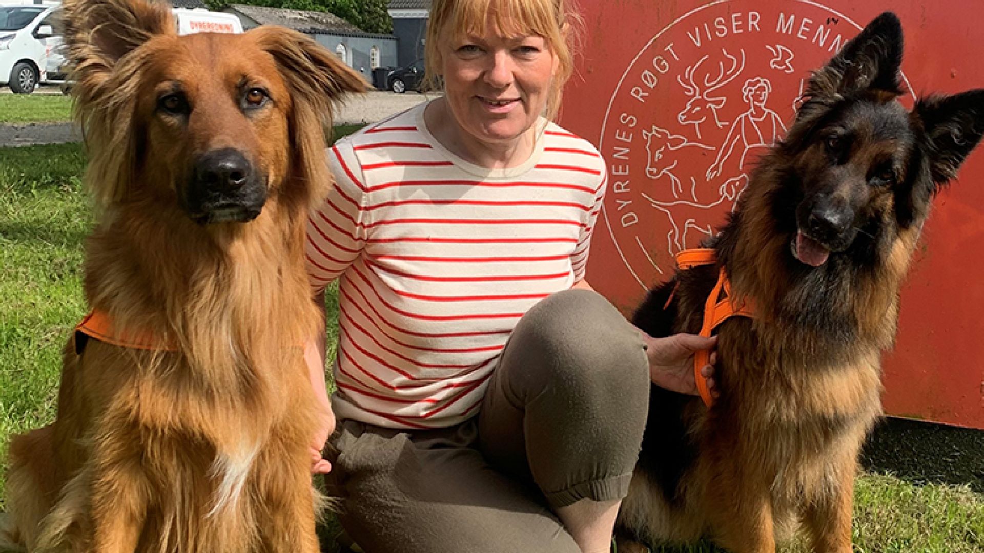 Foto: Cathrine Cocks (Annette med Max og Aika) Tekst: At de to hunde havde brug for hinanden, blev straks tydeligt for Annette, som ellers i første omgang var kommet for at adoptere Aika.