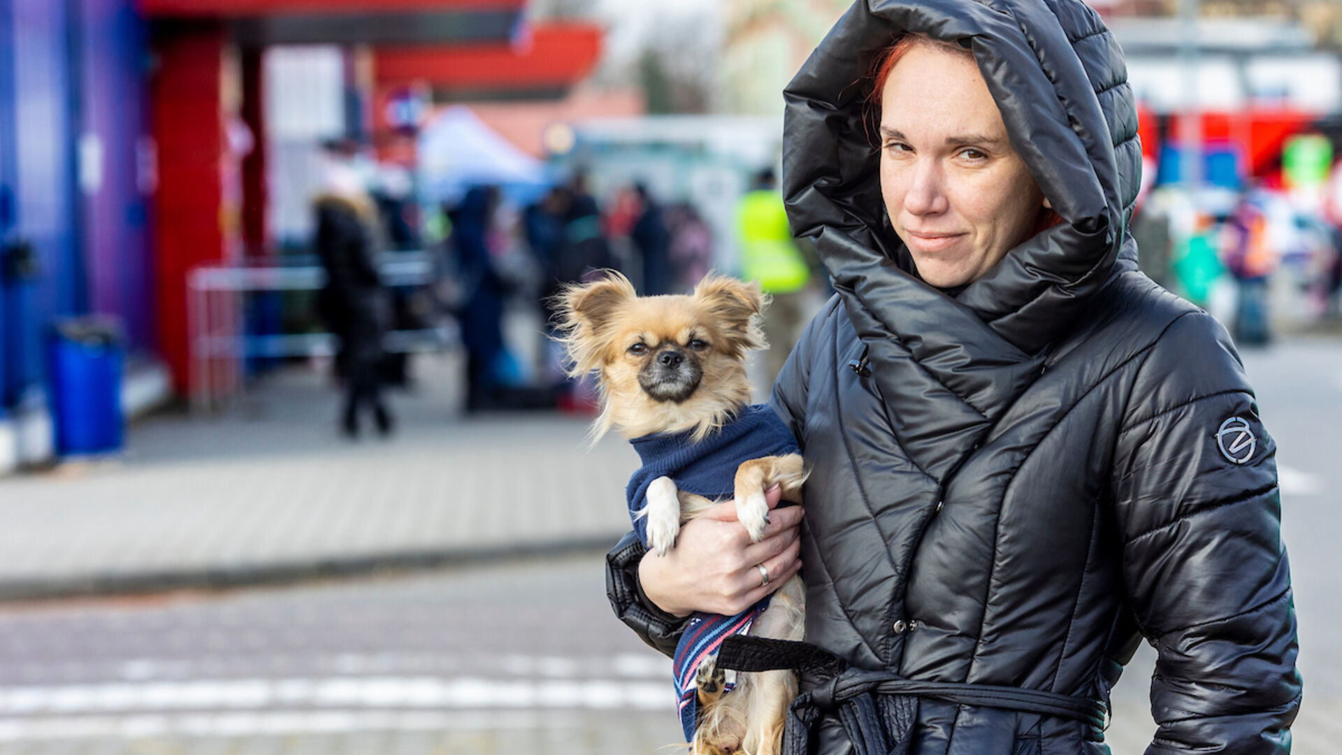 Kvinde med hund ved grænsen til Ukraine