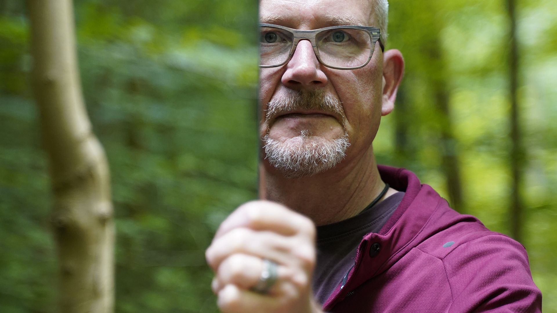 Foto: Thomas Degner Mickey Gjerris holder spejl op i skov
