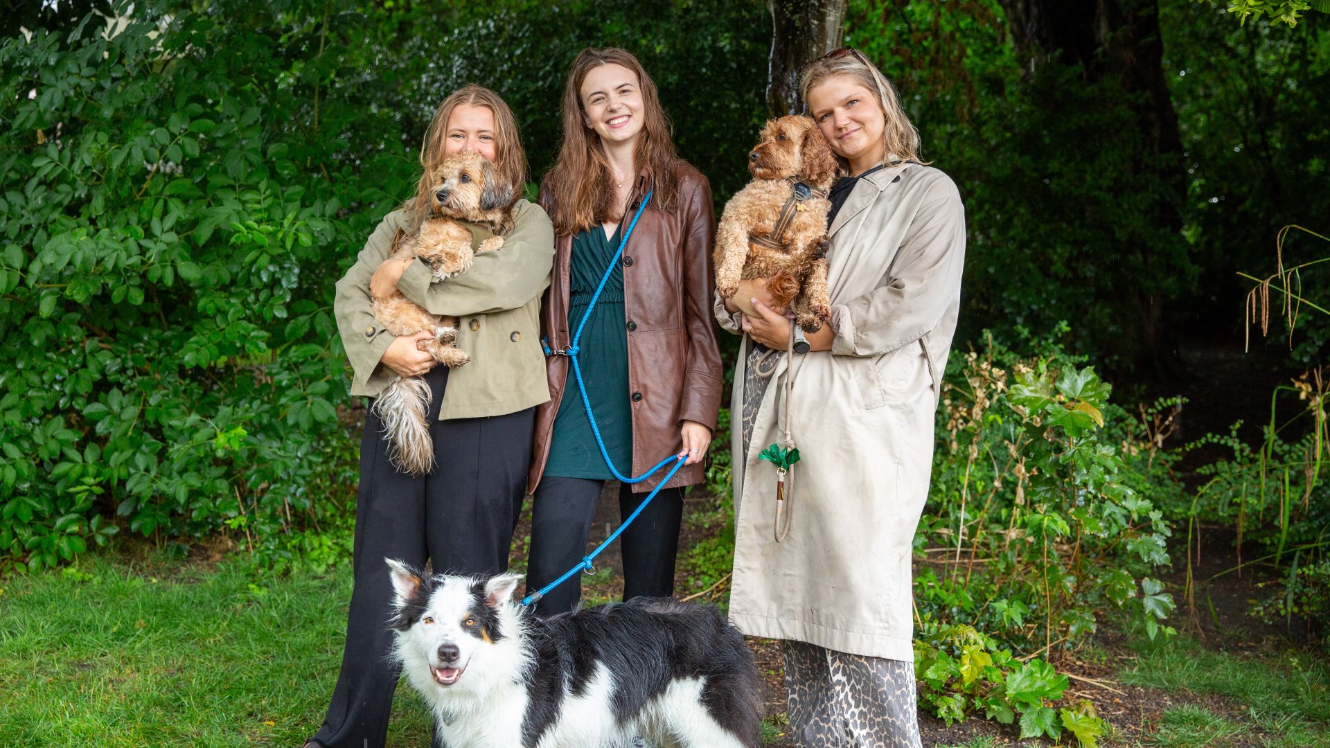 I Hundepodcasten vender værterne Kristine Kjær (tv.), Nomi Forchhammer og Katrine Nygaard (th.) vigtige emner om livet med hund sammen med en række spændende gæster. Deres mission er at skabe bedre forståelse for hunde, forebygge misforståelser og reducere antallet af omplaceringer. Her ses de med deres egne hunde: Bobby, Max og Topper. Foto: Dyrenes Beskyttelse. De tre podcastværter står sammen med deres respektive hunde.