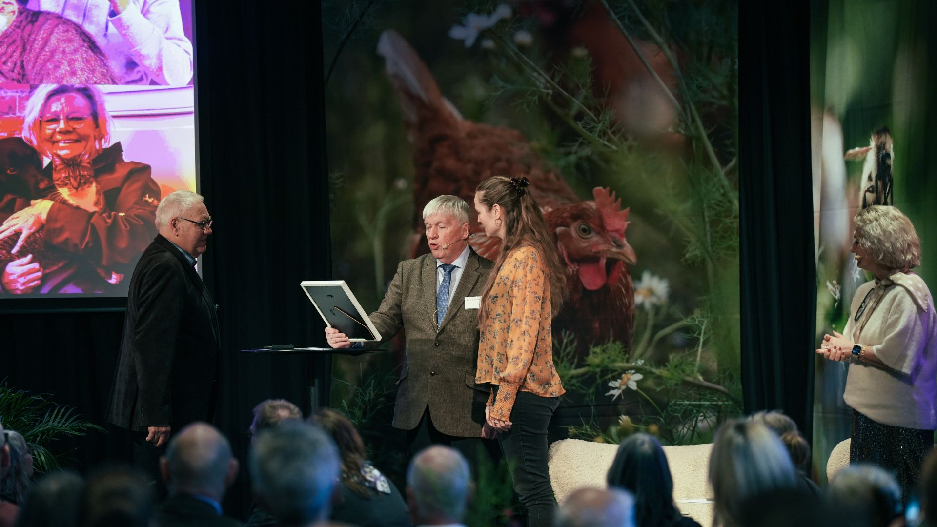 Kredsformand i Vestjælland, Arne Stevns Sørensen, og områdeformand i Nordjylland, Julie Bergstedt, modtager prisen som Årets Dyreven 2025 på vegne af frivilligheden