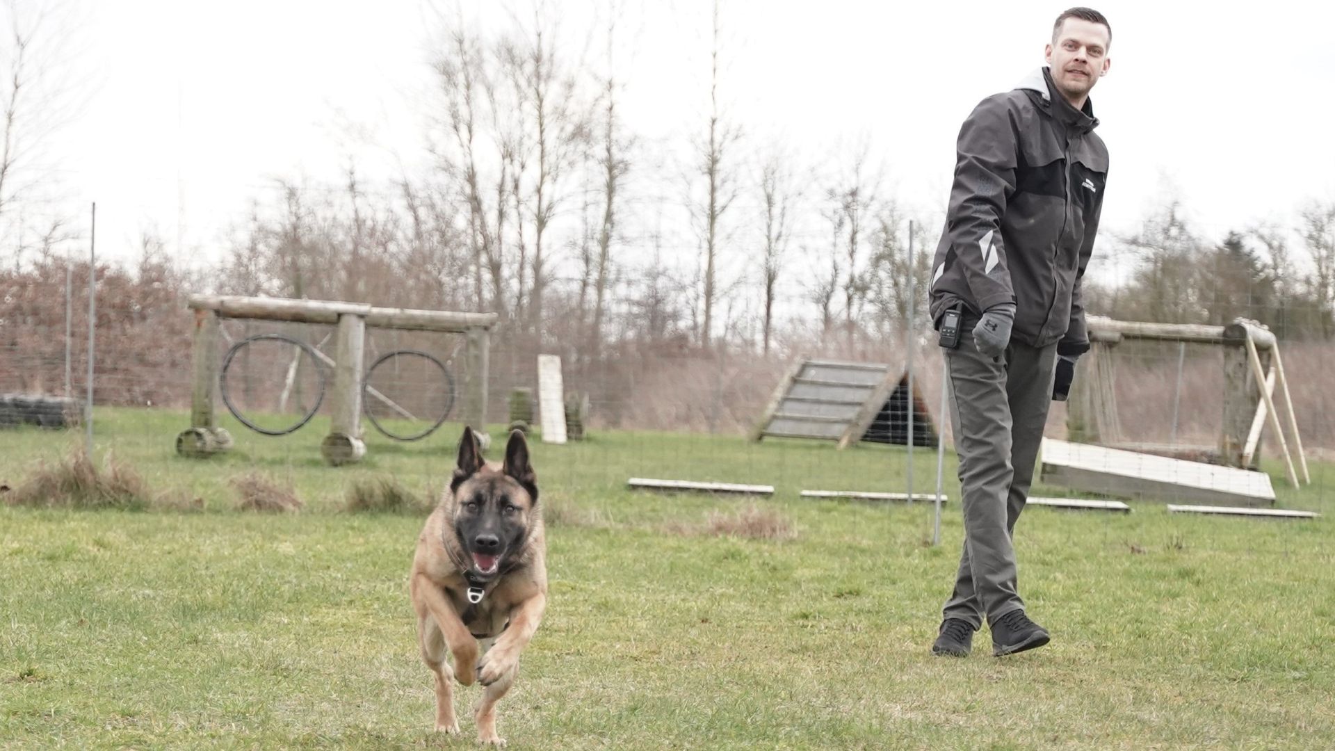 Mikkel med Titos på internatets udeområde