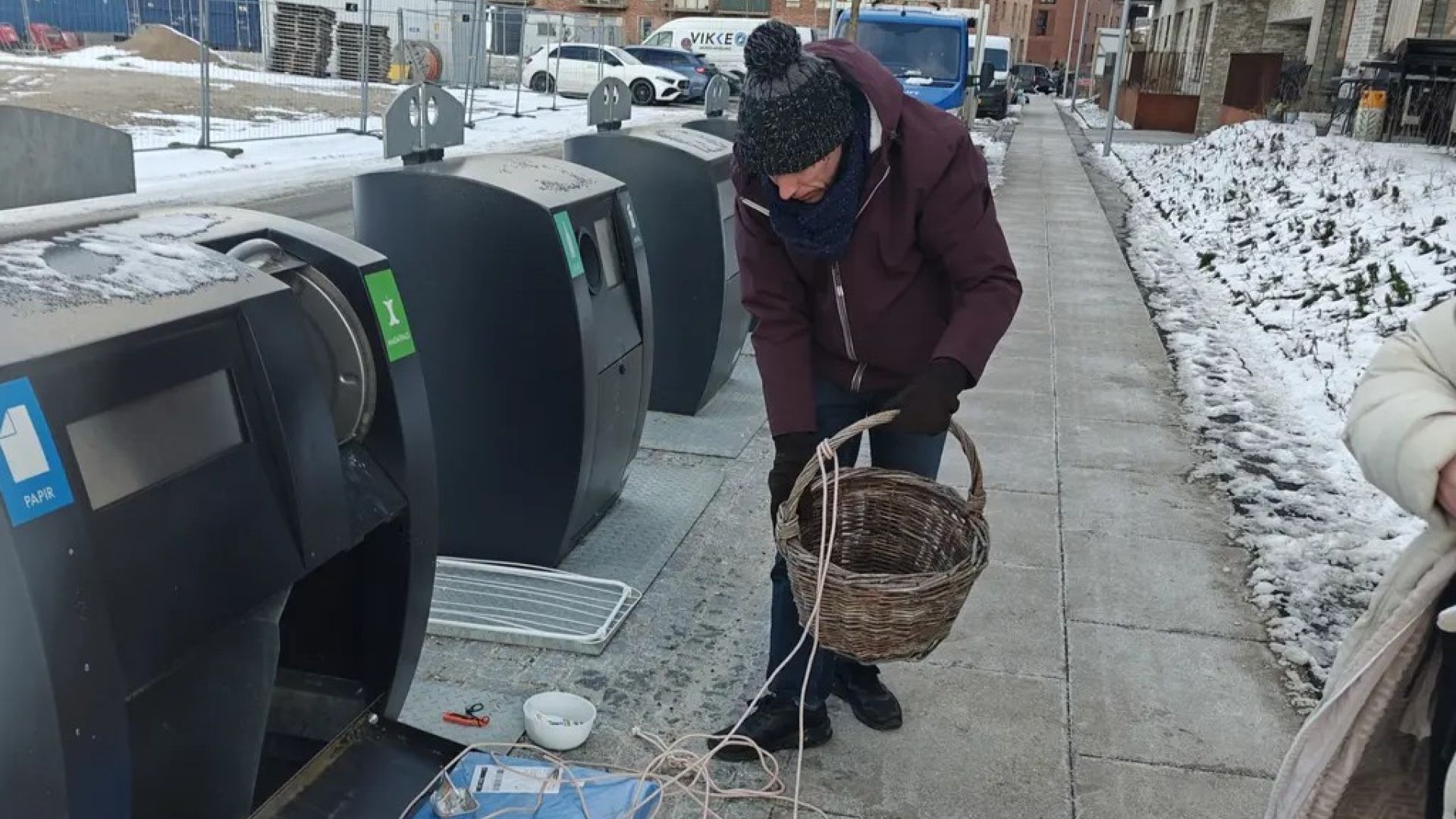 Den ene beboer med kurven og rebet bundet fast til hanken