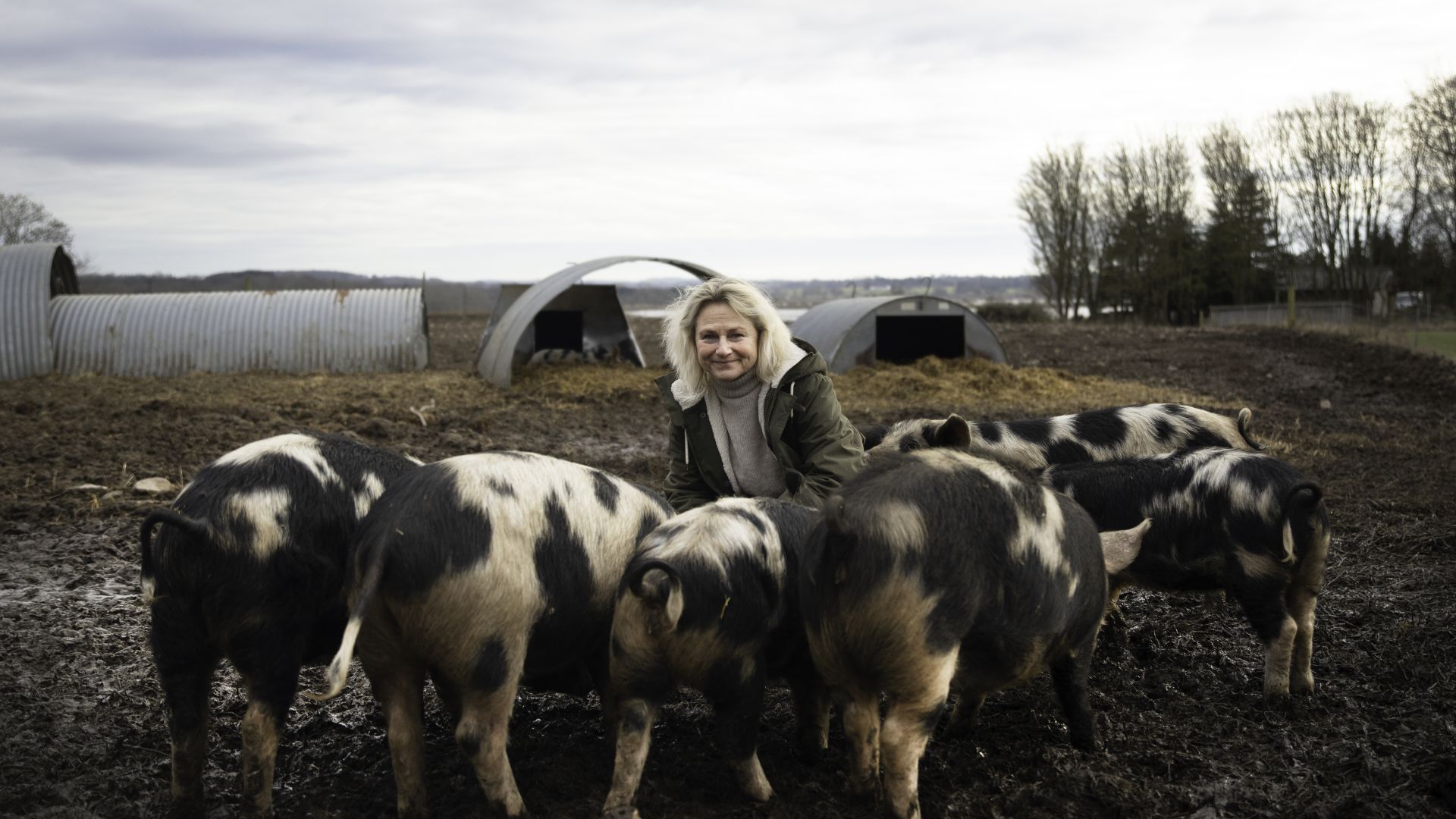 Britta Riis med glad grise