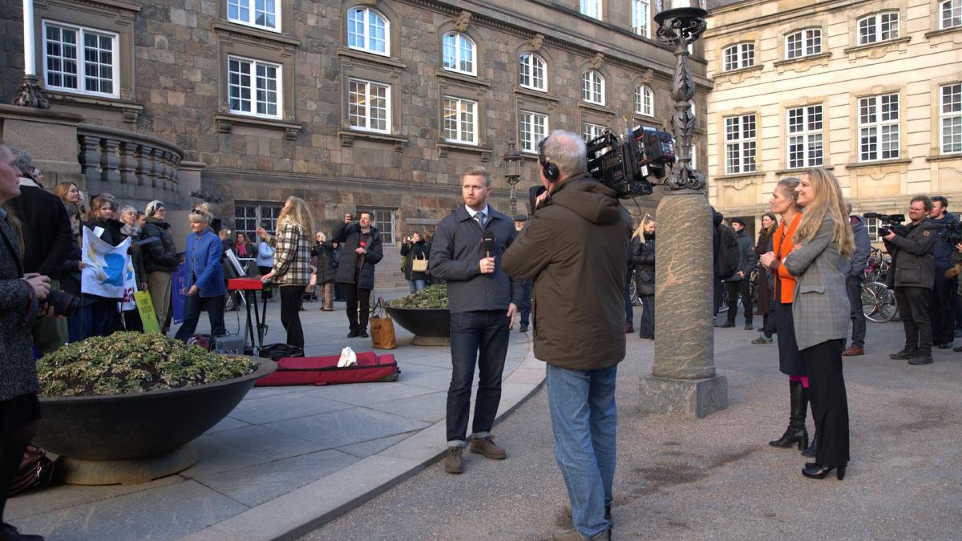 Svinestopmødet var udsolgt på halvanden time, og flere medier fandt også vej. Her er det DR, der skal til at interviewe Zenia Stampe (B) og Leila Stockmarr (Ø), mens koret God Energi synger. Foto: Cecilie Sønderstrup/Dyrenes Beskyttelse