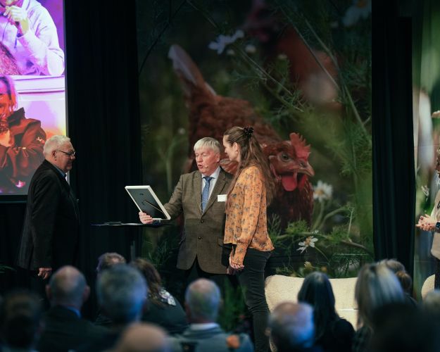 Kredsformand i Vestjælland, Arne Stevns Sørensen, og områdeformand i Nordjylland, Julie Bergstedt, modtager prisen som Årets Dyreven 2025 på vegne af frivilligheden