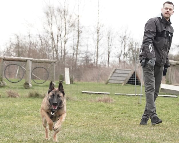 Mikkel med Titos på internatets udeområde