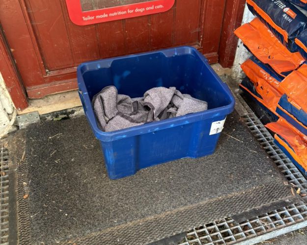 efterladt blå plastkasse sat foran døren