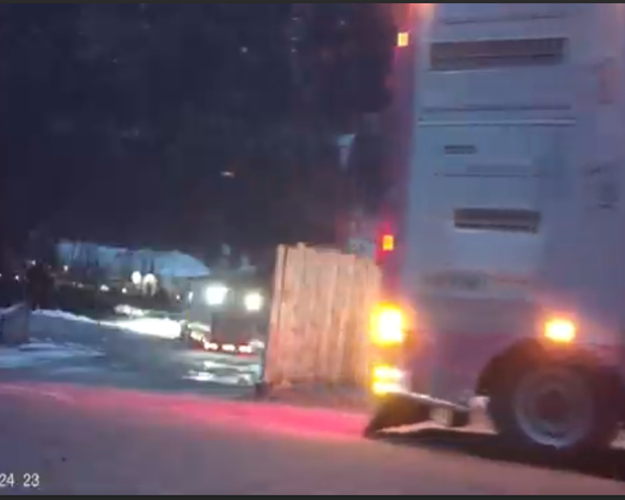 Grisene bliver læsset direkte over på en ny lastbil, selvom eksportørerne havde angivet stedet som destination for grisene. Foto: Dyrenes Beskyttelse