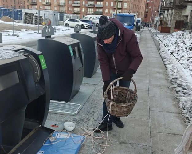 Den ene beboer med kurven og rebet bundet fast til hanken