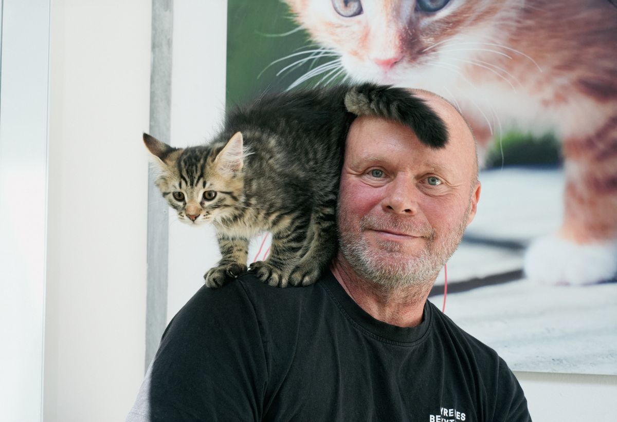 "Jeg ved, hvor pengene går hen. De går til foder, medicin, varme hænder og en ny chance for dyr i nød. Og det føles helt rigtigt," siger Peter Ejnar Hansen. Foto: Thomas Degner Peter Ejnar Andersen