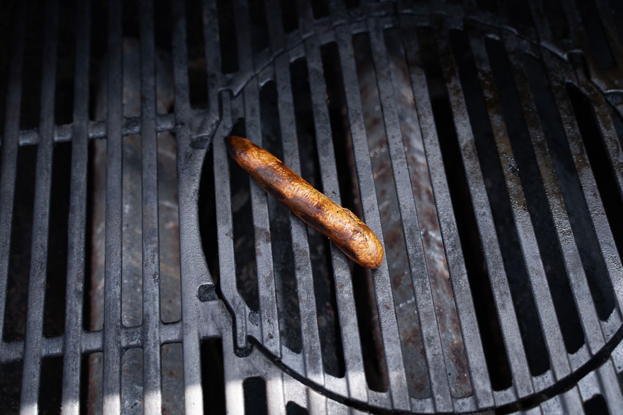Plantebaseret pølse på grillen