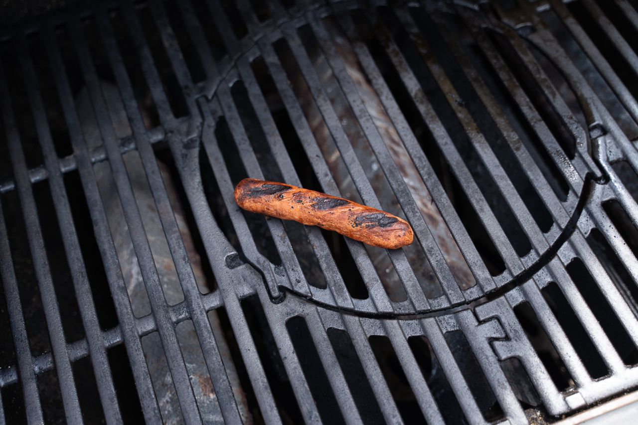 Pølse ligger på grill og har grillmærker