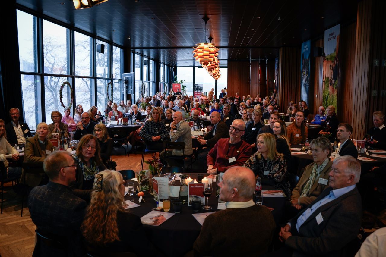 Hele forsamlingen sidder i festsalen med udsigt til Københavns Havn