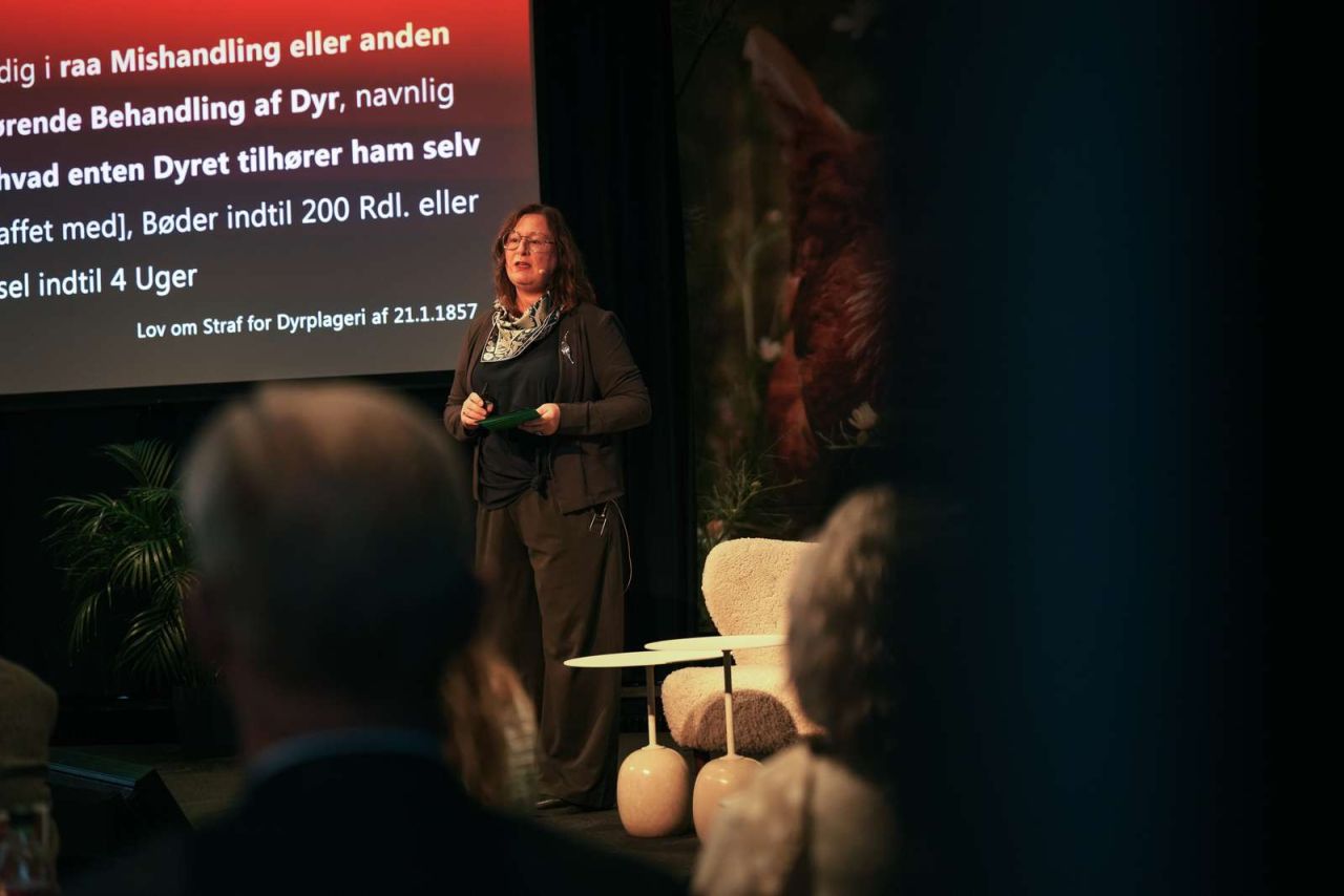 Historiker Anne Katrine Gjerløff åbnede ballet med at se tilbage på 150 års arbejde for dyrevelfærd. 