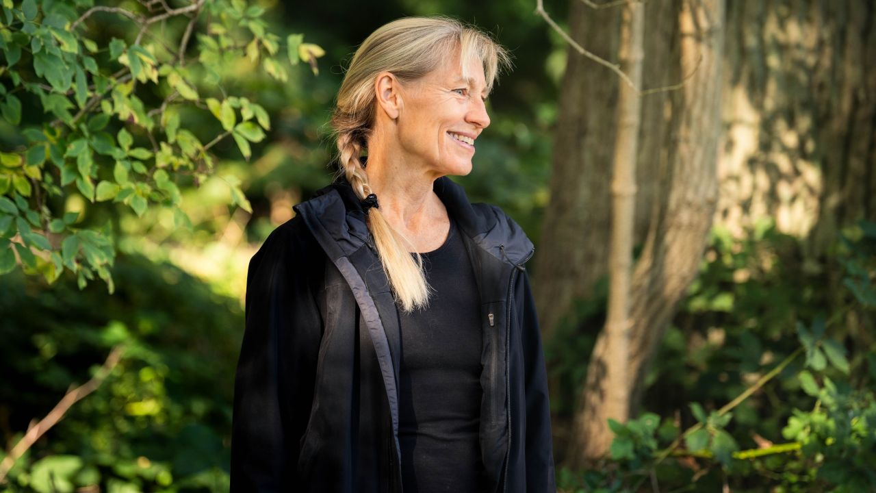 Maria Vang står i skoven og smiler væk fra kameraet