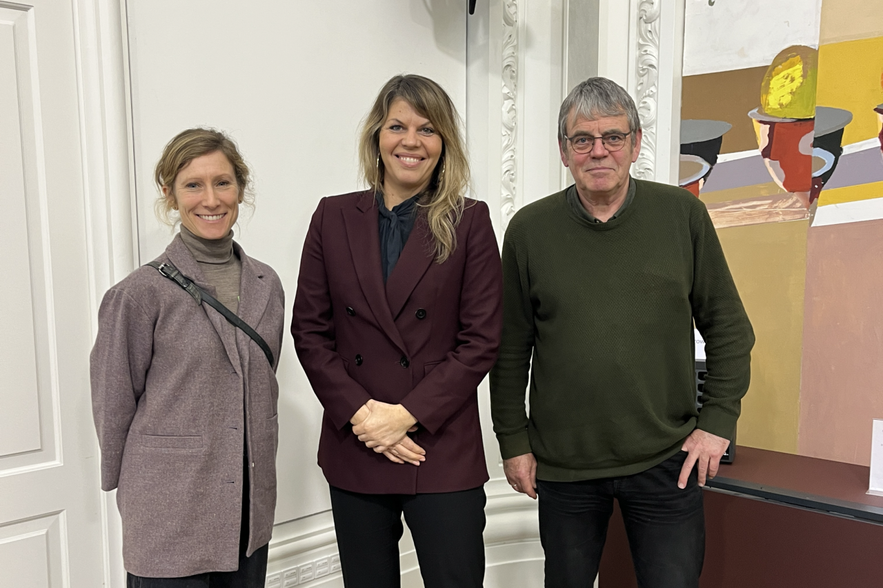 to politikere og en DB-ansat