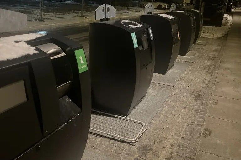 Affaldscontaineren som katten lå i