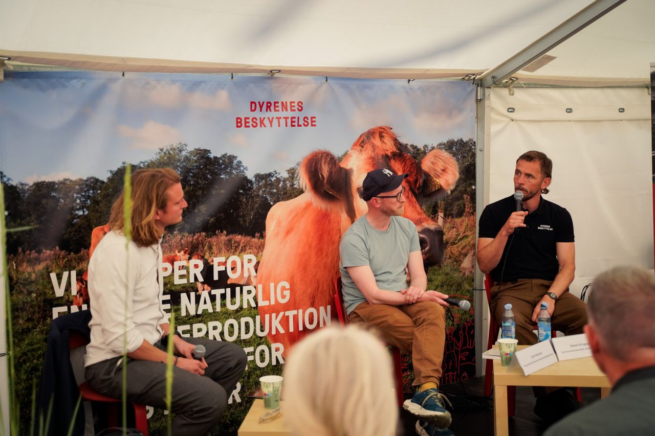 Panel på scene til folkemødet. 