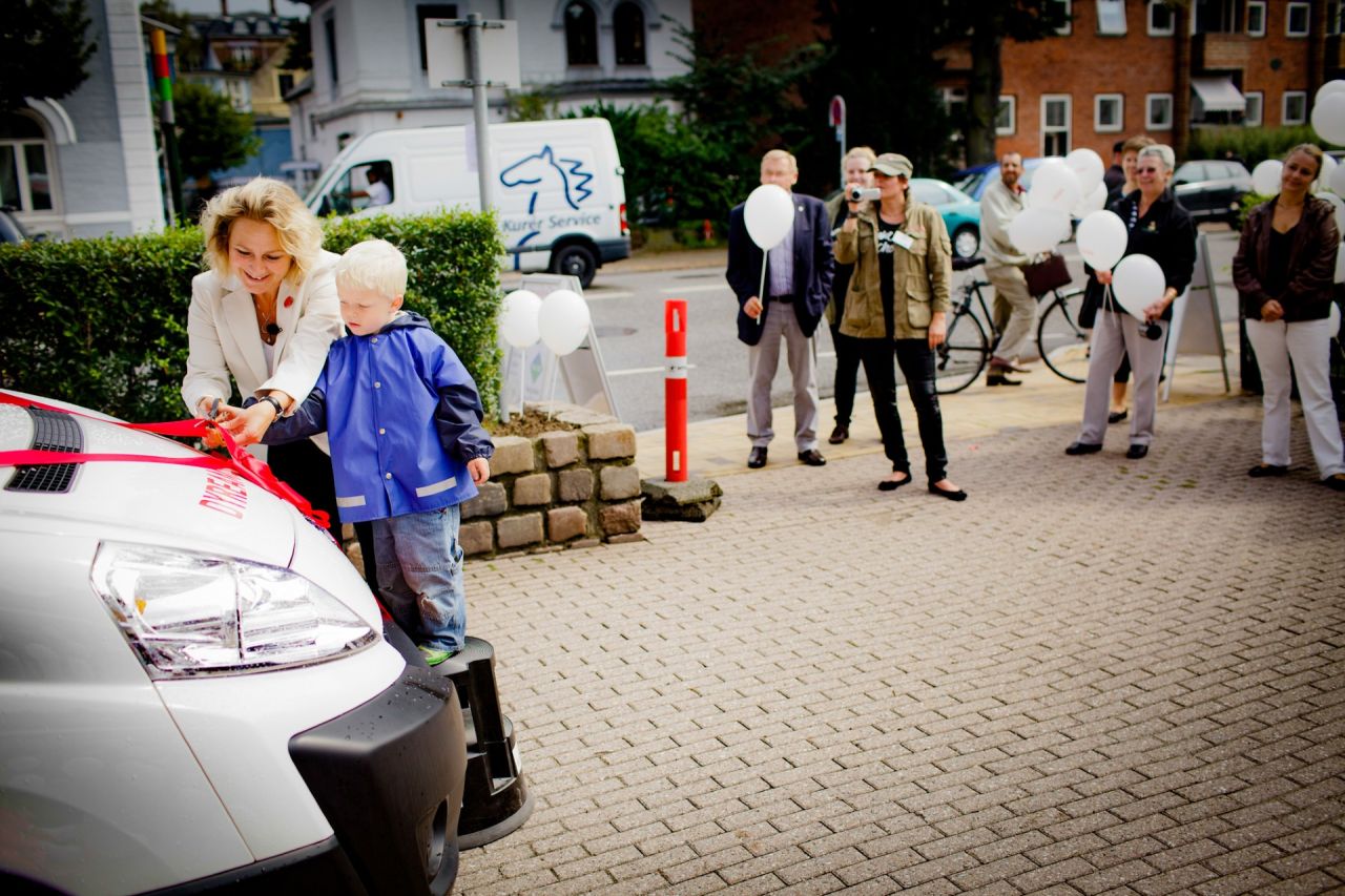 Ambulancen indvies af Britta Riis i august 2011