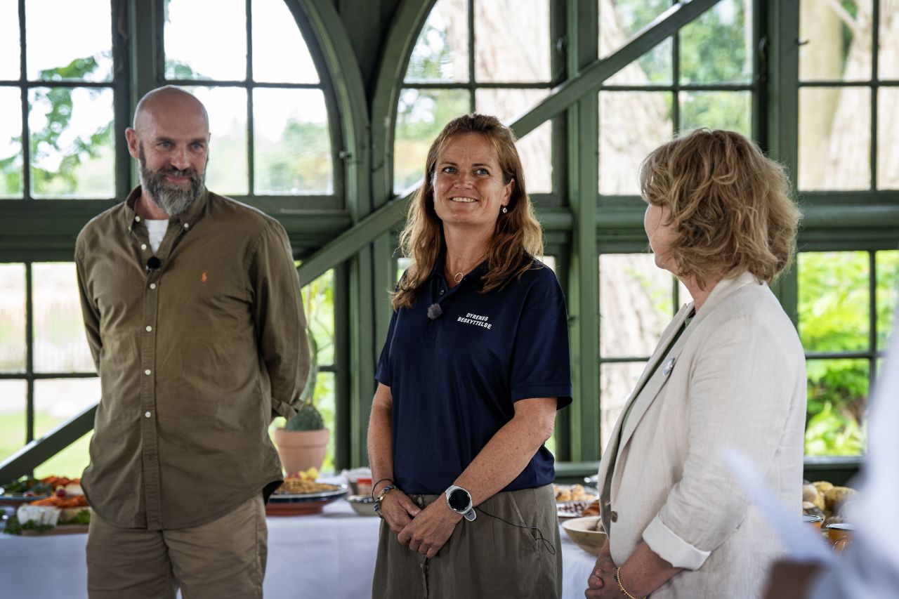 På billedet ses biolog i Dyrenes Beskyttelse Anne Sofie Meilvang omgivet af Christoffer Knuth, lensgreve og direktør for Knuthenborg Safaripark, og Ingrid Vermeulen, der er direktør i den hollandske organisation Bears in Mind